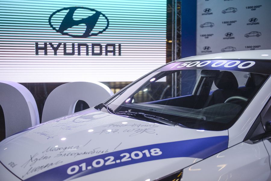 На церемонии выпуска полуторамиллионного автомобиля компании Hyunday Motor на заводе в Санкт-Петербурге. 1 февраля 2018 На церемонии выпуска полуторамиллионного автомобиля компании Hyunday Motor на заводе в Санкт-Петербурге. 1 февраля 2018