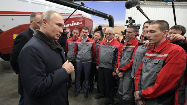 Владимир Путин во время общения с рабочими ОАО Ростсельмаш в ходе рабочей поездки в Ростов-на-Дону. 1 февраля 2018 Владимир Путин во время общения с рабочими ОАО Ростсельмаш в ходе рабочей поездки в Ростов-на-Дону. 1 февраля 2018