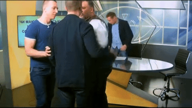 Бывший нардеп попытался напасть на журналиста gif Бывший нардеп попытался напасть на журналиста gif