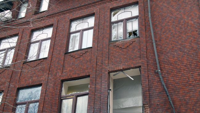 Поврежденные окна здания Минобороны ДНР в Донецке в результате обстрела из гранатомета. 2 февраля 2018 Поврежденные окна здания Минобороны ДНР в Донецке в результате обстрела из гранатомета. 2 февраля 2018
