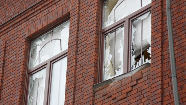 Поврежденные окна здания Минобороны ДНР в Донецке в результате обстрела из гранатомета. 2 февраля 2018 Поврежденные окна здания Минобороны ДНР в Донецке в результате обстрела из гранатомета. 2 февраля 2018