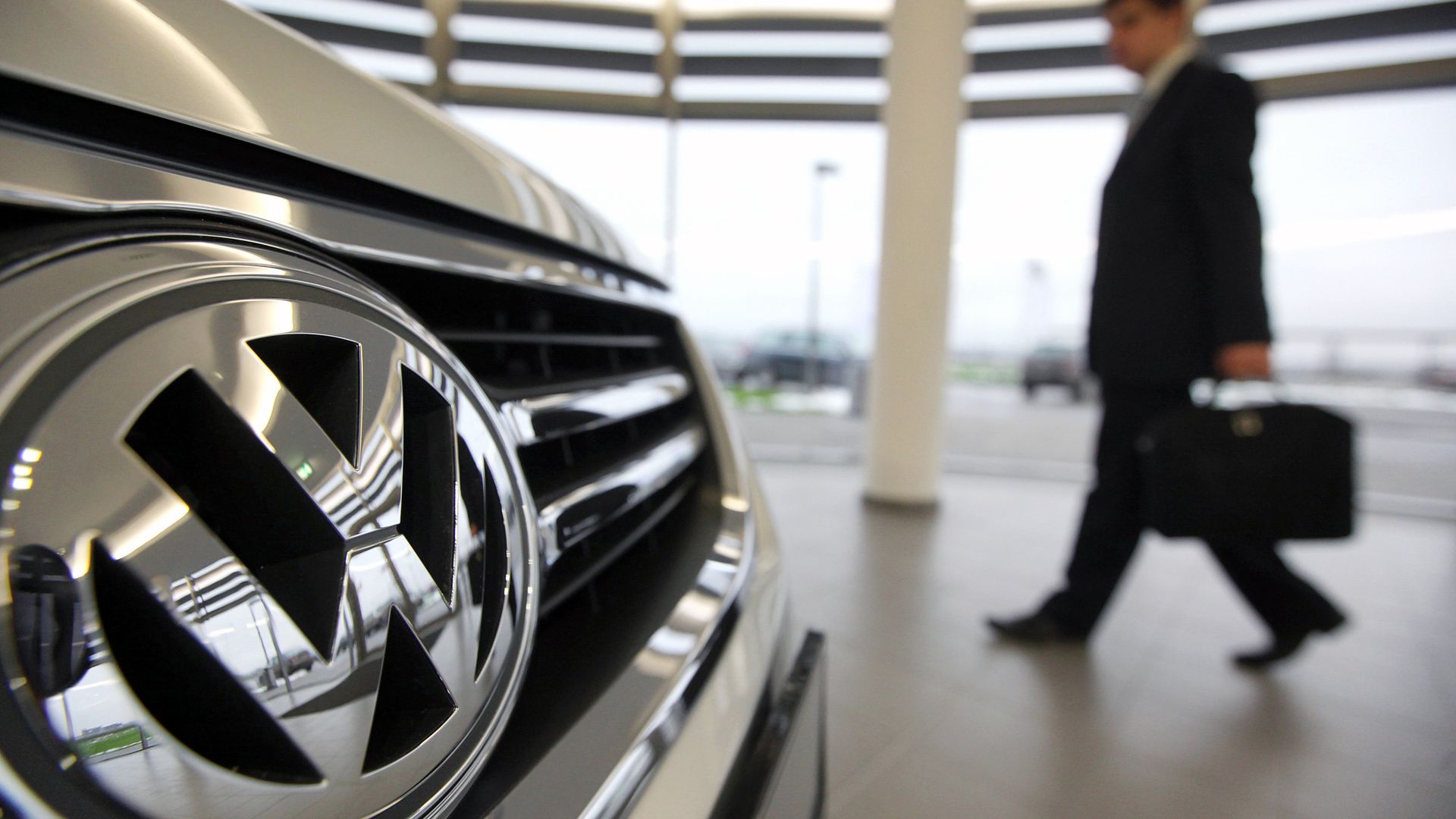 Логотип Volkswagen на автомобиле Логотип Volkswagen на автомобиле - РИА Новости, 1920, 04.12.2024