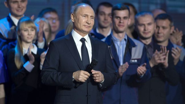 Президент РФ Владимир Путин во время встречи с работниками Горьковского автомобильного завода в Нижнем Новгороде. 6 декабря 2017 Президент РФ Владимир Путин во время встречи с работниками Горьковского автомобильного завода в Нижнем Новгороде. 6 декабря 2017
