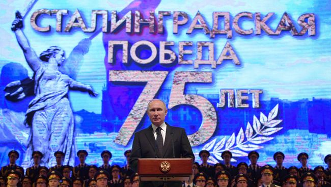 Владимир Путин во время праздничного концерта в честь 75-летия Победы в Сталинградской битве. 2 февраля 2018 Владимир Путин во время праздничного концерта в честь 75-летия Победы в Сталинградской битве. 2 февраля 2018