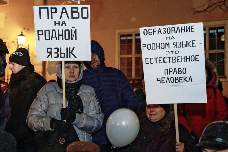 Участники акции против реформы, направленной на перевод всех школ национальных меньшинств на латышский язык обучения, в Риге