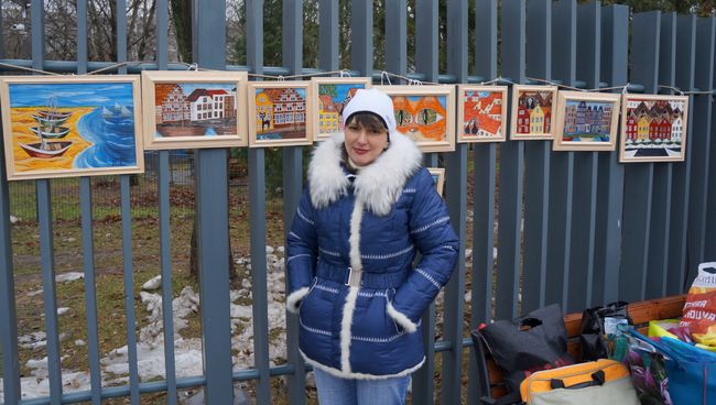 Настя со своими картинами Настя со своими картинами