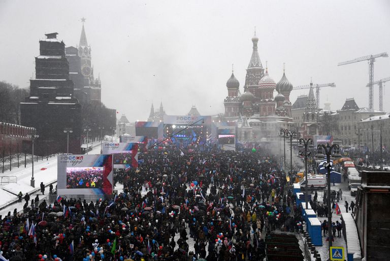 Участники митинга-концерта Россия в моем сердце! на Васильевском спуске в Москве. 3 февраля 2018