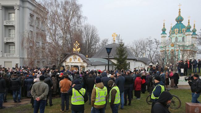 Верующие во время молебна в защиту Владимиро-Ольгиевского храма Десятинного монастыря в Киеве. 3 февраля 2018