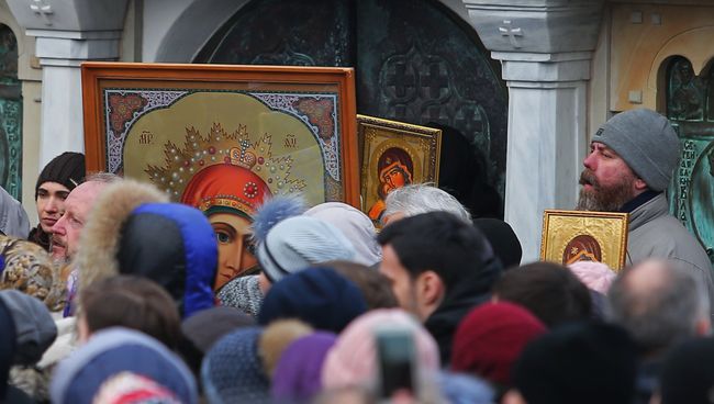 Верующие во время молебна на Украине. Архивное фото Верующие во время молебна на Украине. Архивное фото
