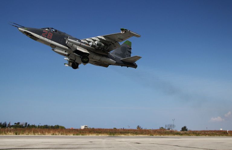 Российский штурмовик Су-25 взлетает с авиабазы Хмеймим в Сирии Российский штурмовик Су-25 взлетает с авиабазы Хмеймим в Сирии