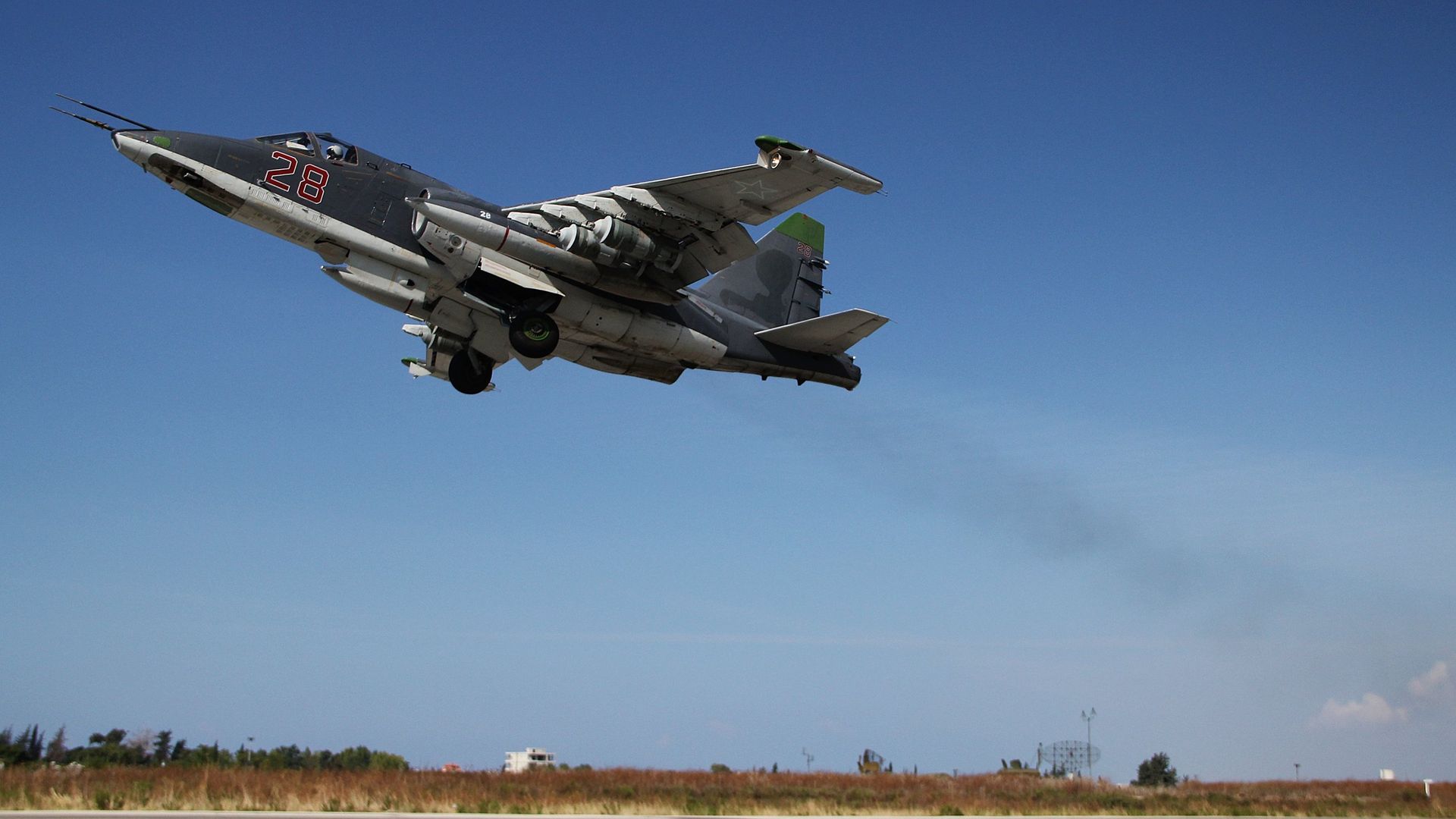 Российский штурмовик Су-25 взлетает с авиабазы Хмеймим в Сирии Российский штурмовик Су-25 взлетает с авиабазы Хмеймим в Сирии - РИА Новости, 1920, 09.09.2022