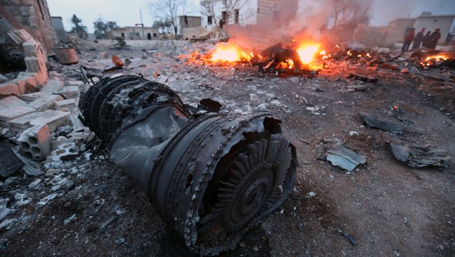 Обломки сбитого боевиками российского самолета Су-25 в Сирии. 3 февраля 2018 Обломки сбитого боевиками российского самолета Су-25 в Сирии. 3 февраля 2018