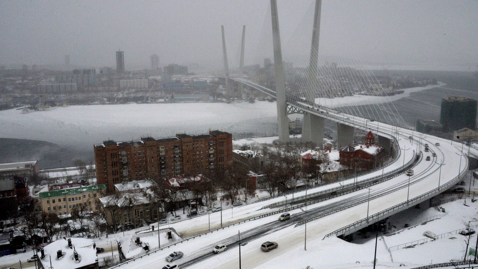 Вид с Орлиной сопки на вантовый мост через бухту Золотой Рог во Владивостоке Вид с Орлиной сопки на вантовый мост через бухту Золотой Рог во Владивостоке - РИА Новости, 1920, 03.12.2022