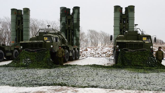 Зенитные ракетные комплексы С-400 Триумф на боевых позициях. Архивное фото Зенитные ракетные комплексы С-400 Триумф на боевых позициях. Архивное фото
