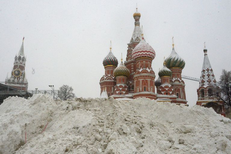 Сугробы на Васильевском спуске во время снегопада в Москве. 4 февраля 2018 Сугробы на Васильевском спуске во время снегопада в Москве. 4 февраля 2018
