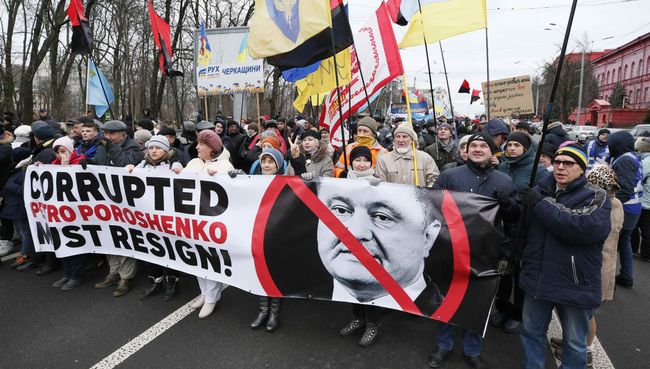 Сторонники Михаила Саакашвили во время марша за импичмент президента Украины Петра Порошенко в Киеве, Украина. 4 февраля 2018 Сторонники Михаила Саакашвили во время марша за импичмент президента Украины Петра Порошенко в Киеве, Украина. 4 февраля 2018