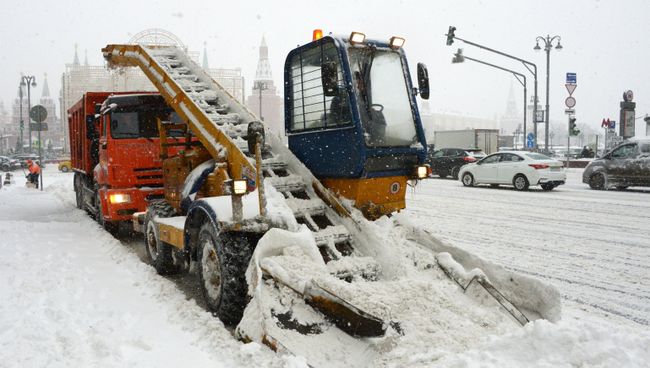 Снегоуборочная техника коммунальных служб во время уборки снега на Тверской улице в Москве. Архивное фото Снегоуборочная техника коммунальных служб во время уборки снега на Тверской улице в Москве. Архивное фото