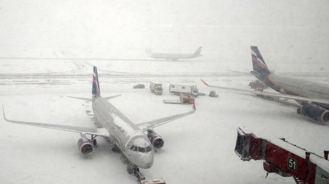 Самолеты в аэропорту Самолеты в аэропорту
