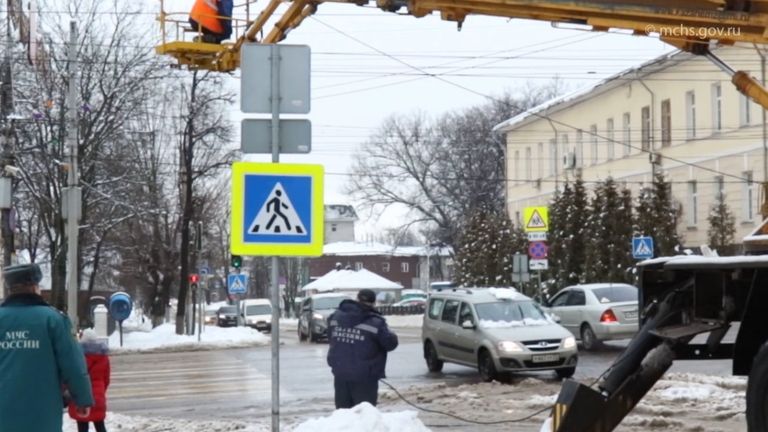 Работа коммунальных служб по устранению последствий снегопада в областях РФ