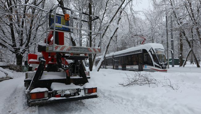 Машина электриков ремонтной бригады, устраняющих последствия падения дерева на провода трамвайных путей из-за снегопада в Москве. 4 февраля 2018 Машина электриков ремонтной бригады, устраняющих последствия падения дерева на провода трамвайных путей из-за снегопада в Москве. 4 февраля 2018