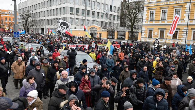 Сторонники лидера политической партии Рух нових сил Михаила Саакашвили во время митинга с требованием отставки президента Украины Петра Порошенко. 4 февраля 2018 Сторонники лидера политической партии Рух нових сил Михаила Саакашвили во время митинга с требованием отставки президента Украины Петра Порошенко. 4 февраля 2018