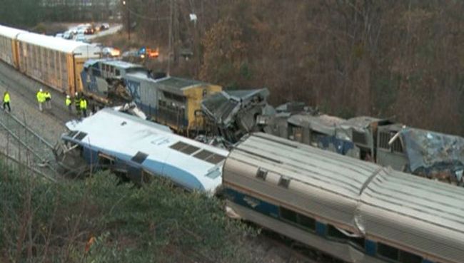 На месте столкновения пассажирского поезда компании Amtrak с грузовым железнодорожным составом в штате Южная Каролина, США. 4 февраля 2018 На месте столкновения пассажирского поезда компании Amtrak с грузовым железнодорожным составом в штате Южная Каролина, США. 4 февраля 2018