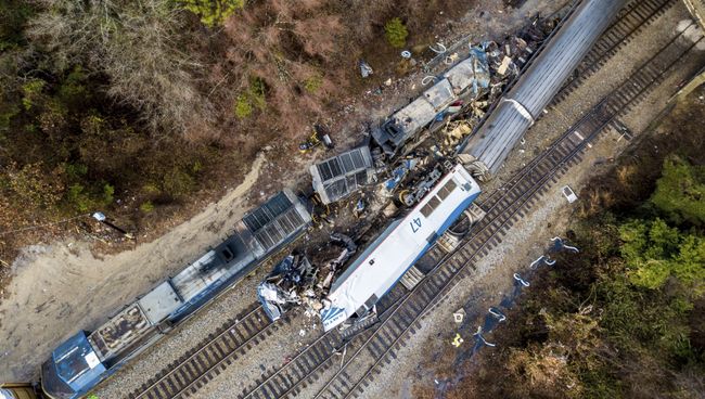 На месте столкновения пассажирского поезда компании Amtrak с грузовым железнодорожным составом в штате Южная Каролина, США. 4 февраля 2018 На месте столкновения пассажирского поезда компании Amtrak с грузовым железнодорожным составом в штате Южная Каролина, США. 4 февраля 2018