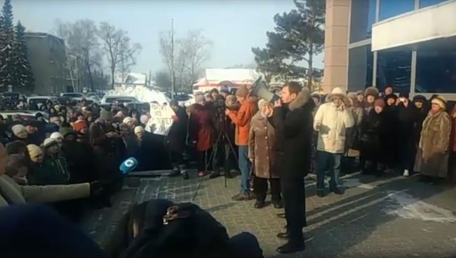 Стихийный митинг возле районной администрации поселка Колывань в Новосибирской области Стихийный митинг возле районной администрации поселка Колывань в Новосибирской области
