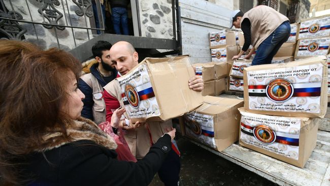 Раздача гуманитарной помощи в Сирии Раздача гуманитарной помощи в Сирии
