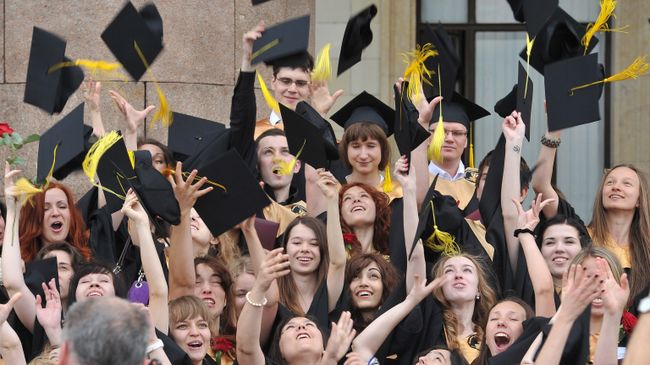 Выпускники университета после церемонии вручения дипломов Выпускники университета после церемонии вручения дипломов