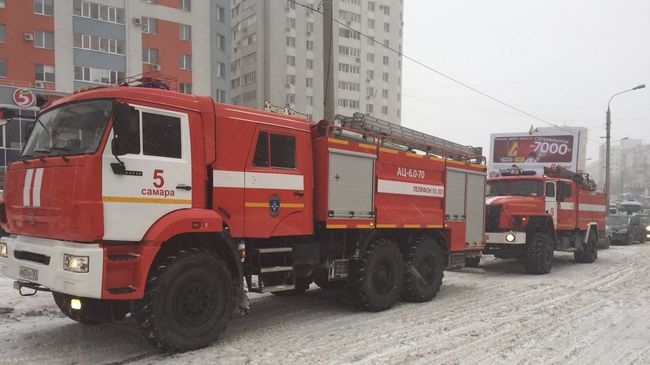 Пожарные на месте взрыва газового баллона в 17-этажном жилом доме, Самара. 5 февраля 2018 Пожарные на месте взрыва газового баллона в 17-этажном жилом доме, Самара. 5 февраля 2018