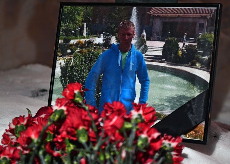 Цветы в память о погибшем летчике майоре Романе Филипове у здания министерства обороны РФ в Москве. 5 февраля 2018 Цветы в память о погибшем летчике майоре Романе Филипове у здания министерства обороны РФ в Москве. 5 февраля 2018