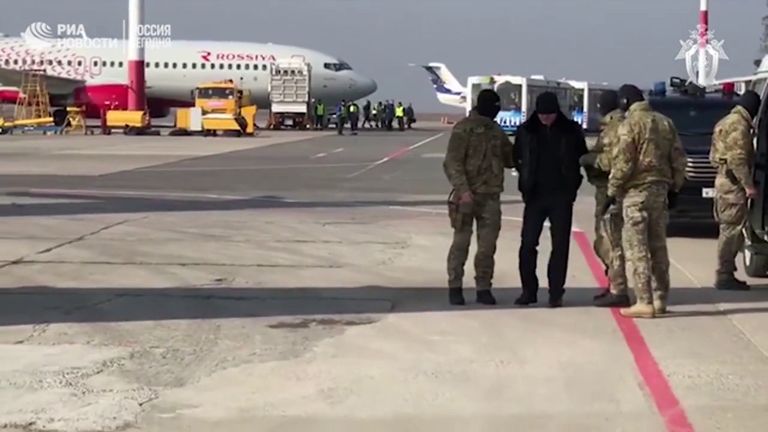 Сотрудники ФСБ РФ конвоируют задержанных после окончания специальной операции по задержанию членов правительства Дагестана