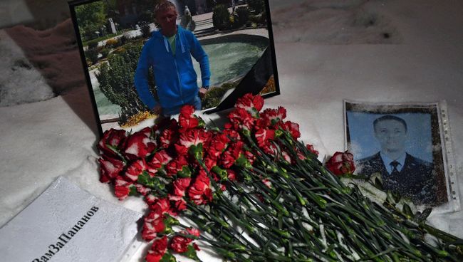 Цветы в память о погибшем летчике майоре Романе Филипове у здания министерства обороны РФ в Москве Цветы в память о погибшем летчике майоре Романе Филипове у здания министерства обороны РФ в Москве