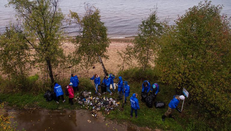 Волонтеры собирают мусор на берегу озера Байкал в районе населенного пункта Мурино во время акции всероссийского волонтерского экологического марафона EN+ Group 360 минут Волонтеры собирают мусор на берегу озера Байкал в районе населенного пункта Мурино во время акции всероссийского волонтерского экологического марафона EN+ Group 360 минут