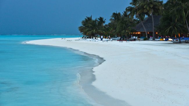 На пляже отеля Meeru Island Resort & Spa на Мальдивах