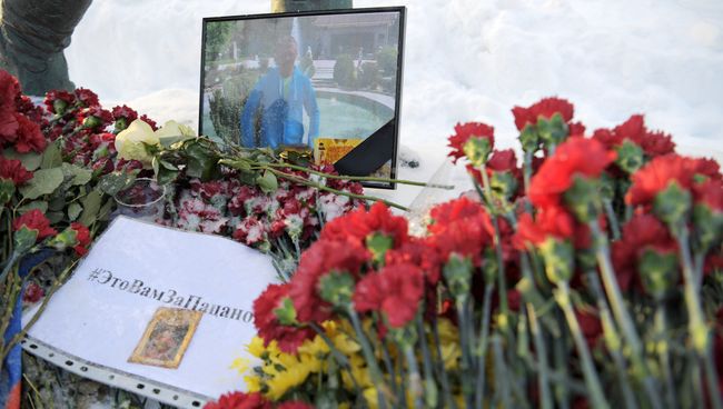 Цветы в память о погибшем летчике майоре Романе Филипове у здания министерства обороны РФ Цветы в память о погибшем летчике майоре Романе Филипове у здания министерства обороны РФ