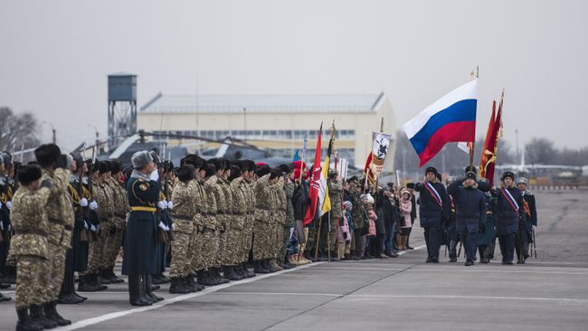 Военнослужащие России и Киргизии на российской военной авиабазе Кант в Киргизии