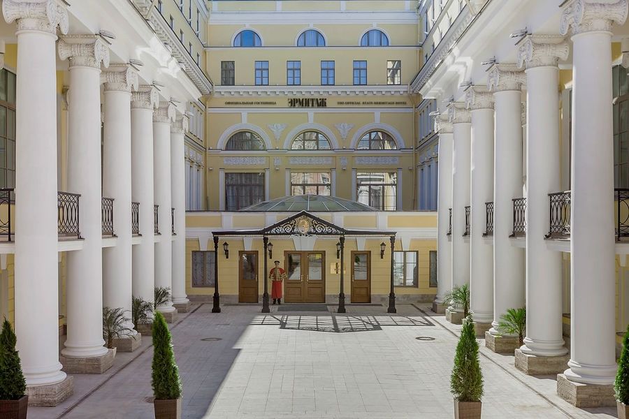 Вход в официальную гостиницу Государственного Эрмитажа