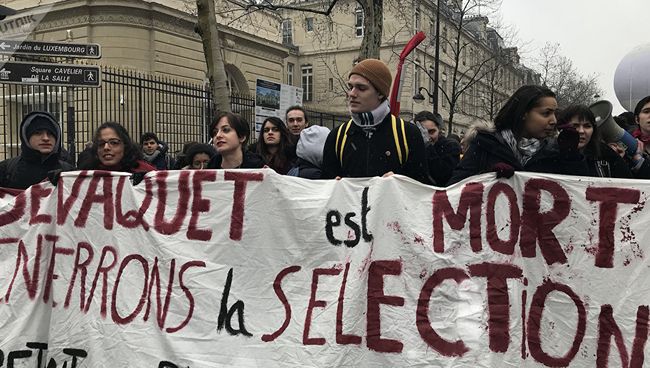 Участники акции в знак протеста против реформы образовательной системы, в Париже. 6 февраля 2018 Участники акции в знак протеста против реформы образовательной системы, в Париже. 6 февраля 2018