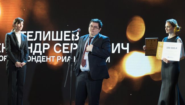 Корреспондент РИА Новости Александр Телишев на торжественном вручении награды IV Всероссийской премии За верность науке в Министерстве образования и науки РФ Корреспондент РИА Новости Александр Телишев на торжественном вручении награды IV Всероссийской премии За верность науке в Министерстве образования и науки РФ