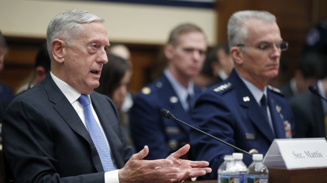 Министр обороны США Джеймс Мэттис на слушаниях в палате представителей конгресса. 6 февраля 2018. Архивное фото Министр обороны США Джеймс Мэттис на слушаниях в палате представителей конгресса. 6 февраля 2018. Архивное фото