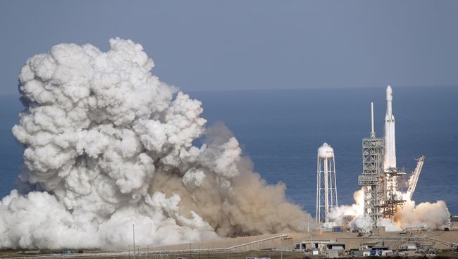Старт ракеты-носителя Falcon Heavy с космодрома на мысе Канаверал Старт ракеты-носителя Falcon Heavy с космодрома на мысе Канаверал