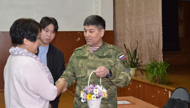 Заместитель начальника Управления Росгвардии Бурятии полковник полиции Иван Ванчугов благодарит Долгар Мамонову достойное воспитание сына. 7 февраля 2018 Заместитель начальника Управления Росгвардии Бурятии полковник полиции Иван Ванчугов благодарит Долгар Мамонову достойное воспитание сына. 7 февраля 2018