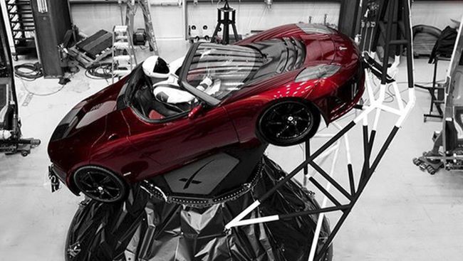 Манекен «Starman» за рулем автомобиля Tesla Roadster, который был запущен в космос при помощи ракеты Falcon Heavy из Космического центра им. Кеннеди на мысе Канаверал Манекен «Starman» за рулем автомобиля Tesla Roadster, который был запущен в космос при помощи ракеты Falcon Heavy из Космического центра им. Кеннеди на мысе Канаверал