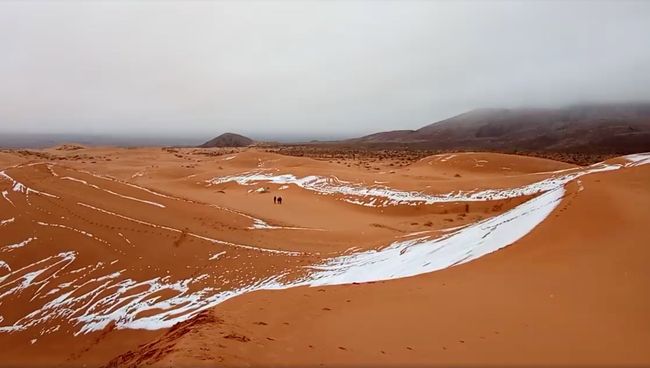 Cнег выпавший в Сахаре на территории Алжира. Архивное фото Cнег выпавший в Сахаре на территории Алжира. Архивное фото