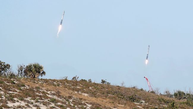 Разгонные блоки ракеты Falcon Heavy во время посадки на космодроме на мысе Канаверал во Флориде. 6 февраля 2018