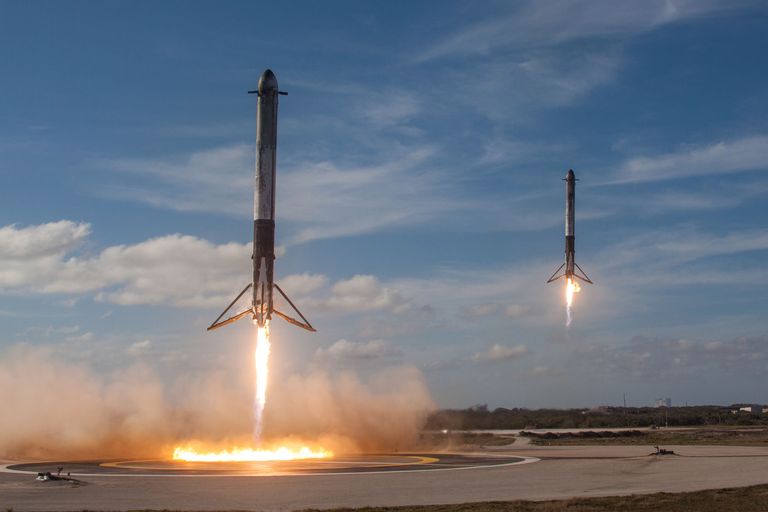 Разгонные блоки ракеты Falcon Heavy во время посадки на космодроме на мысе Канаверал во Флориде