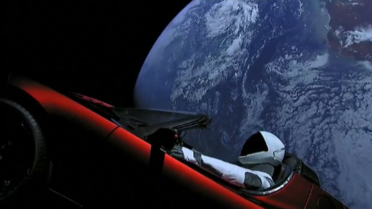 Автомобиль Tesla на орбите Земли и приземление ускорителей Falcon Heavy Автомобиль Tesla на орбите Земли и приземление ускорителей Falcon Heavy
