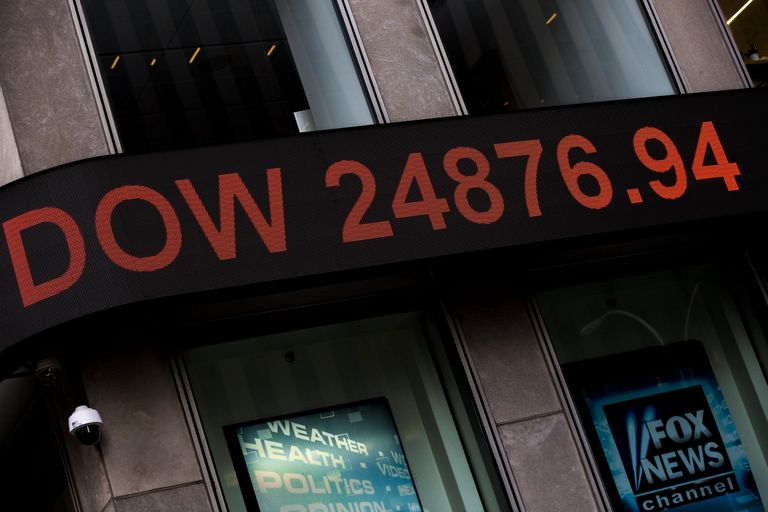 Информационная панель с данными об индексе Dow Jones на здании телекомпании Fox News в Нью-Йорке